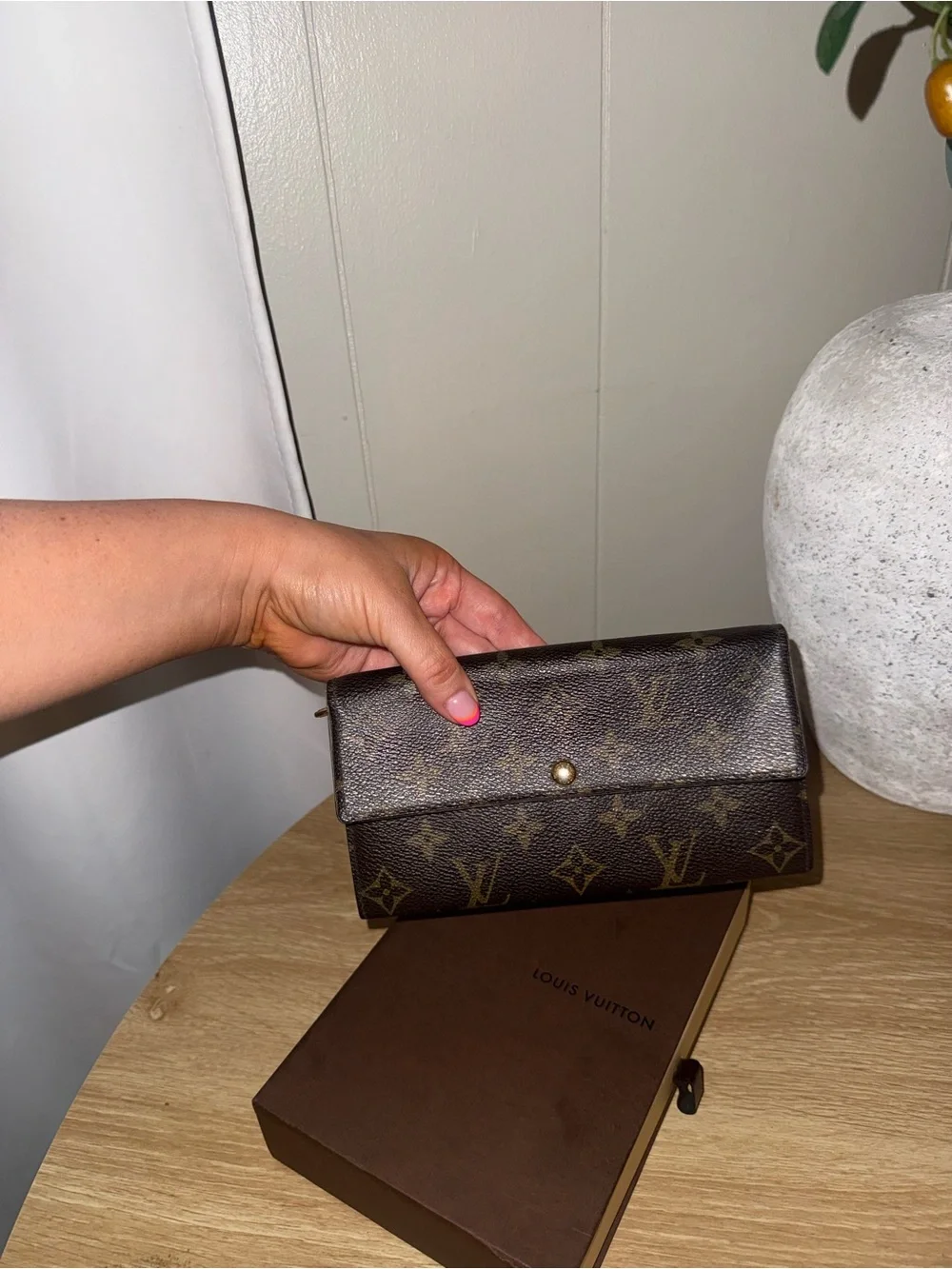 Louis Vuitton Sarah Wallet in the classic Monogram Canvas - Picture 5 of 11